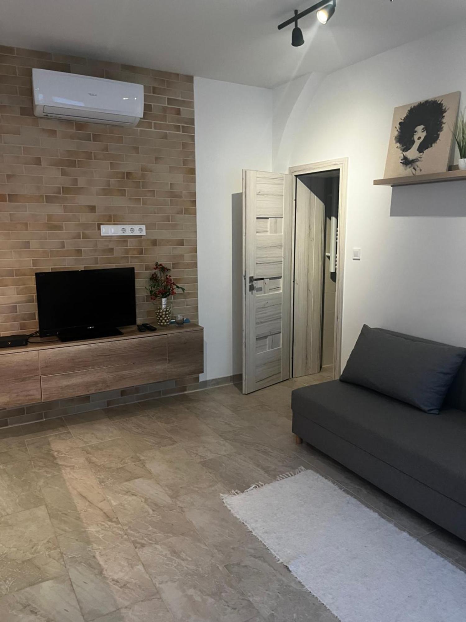 Winestone Corner Apartment Ντέμπρετσεν Εξωτερικό φωτογραφία